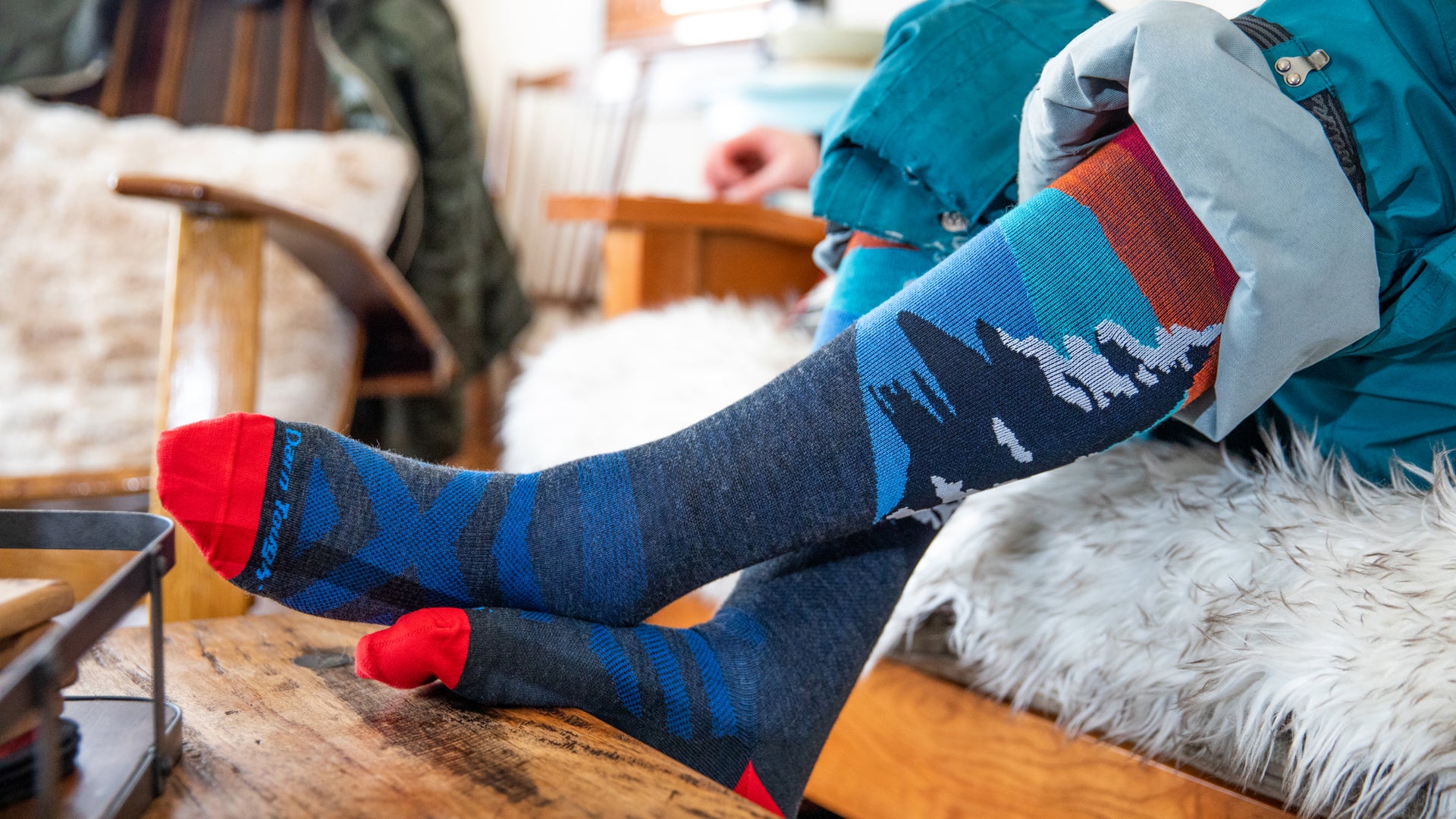Model crossing feet while wearing the Solstice in Charcoal