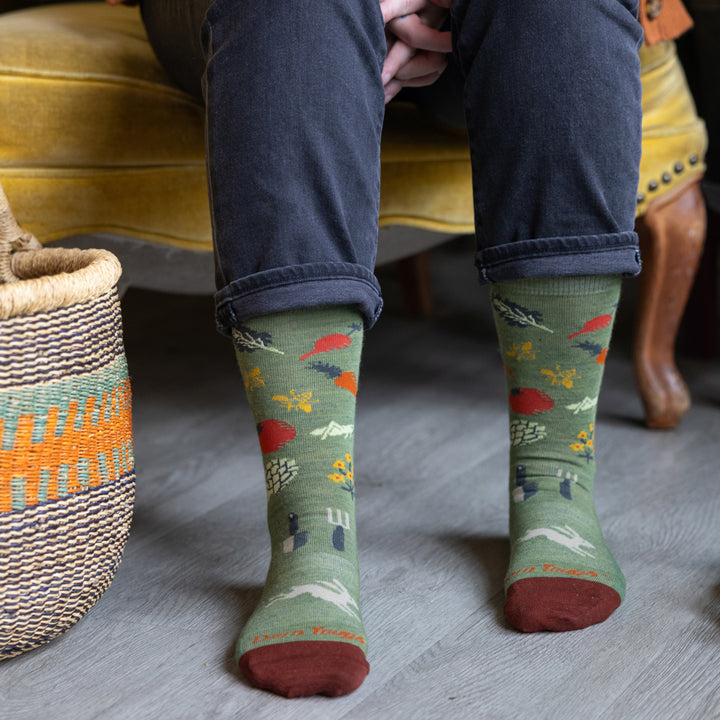 close up on model image of the 6054 in willow featuring a maroon toe green body and veggie on the ankle