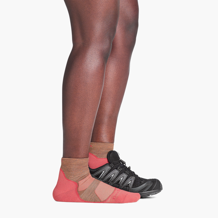 on model image with backfoot in sneaker wearing the 1987 Quarter light hiker in canyon pink colorway