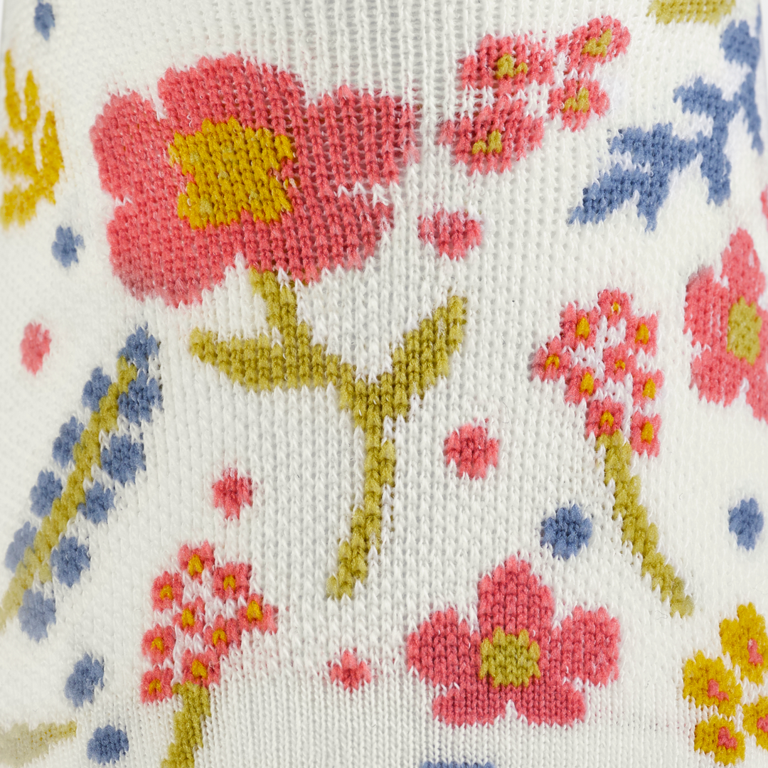 Call out detail image of the of the 6072 white front image of flowers 