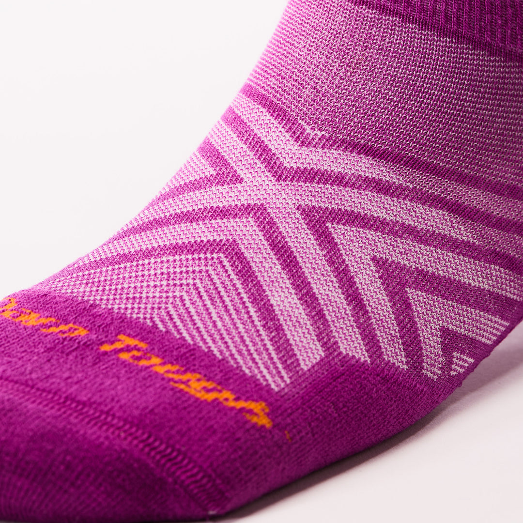 close up of mesh forefoot on womens 1047 Run No Show Tab Ultra-Lightweight with Cushion in clover
