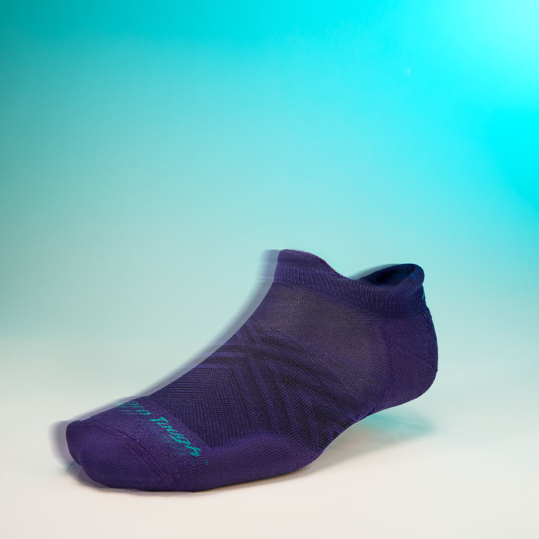 studio shot of mens 1039 Run No Show Tab Ultra-Lightweight Cushion in grape blue background