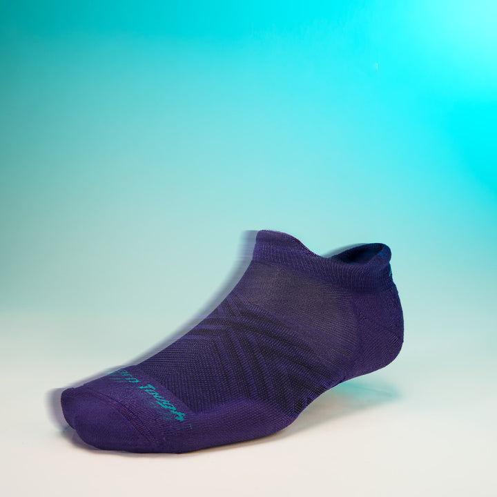 studio shot of mens 1039 Run No Show Tab Ultra-Lightweight Cushion in grape blue background