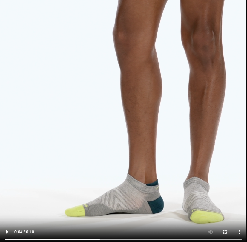 model rotating 360 wearing the 1033 No show No cushion running sock in Gray 