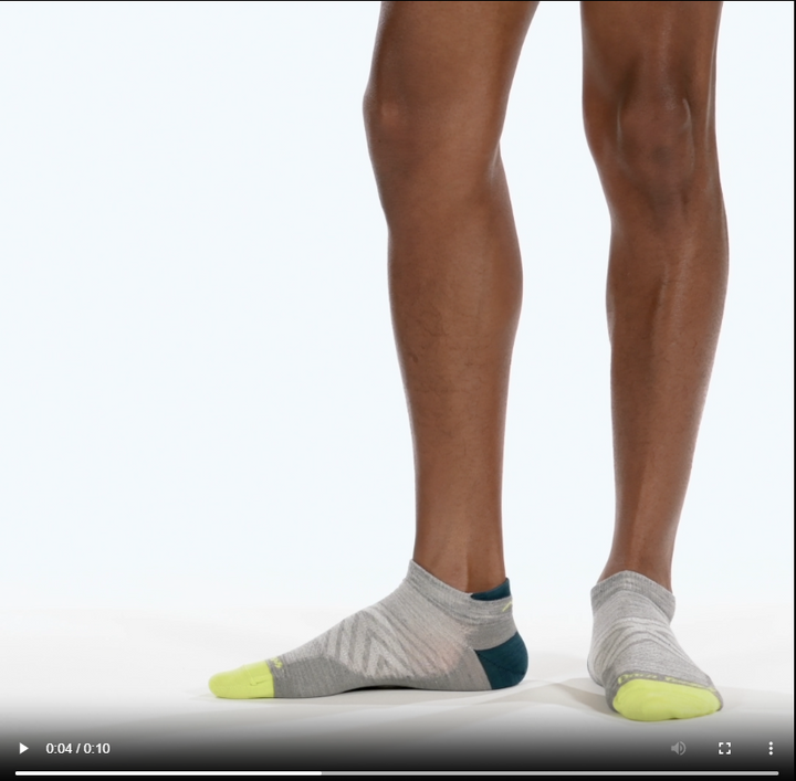 model rotating 360 wearing the 1033 No show No cushion running sock in Gray 