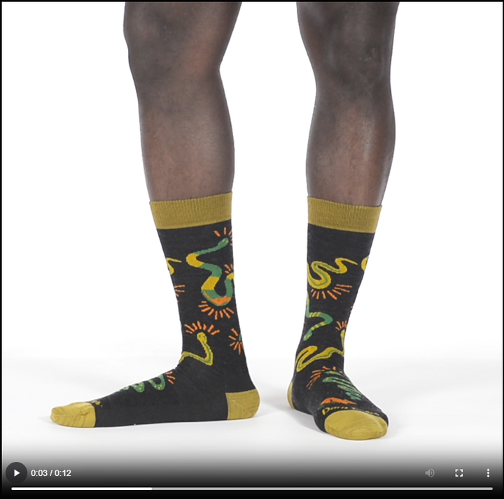 model walking in the 6119 field guide crew sock in charcoal